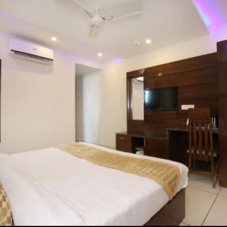 Hotel Silver Palm Zirakpur Dış mekan fotoğraf