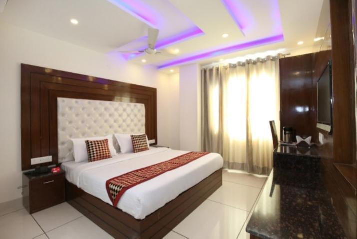 Hotel Silver Palm Zirakpur Dış mekan fotoğraf